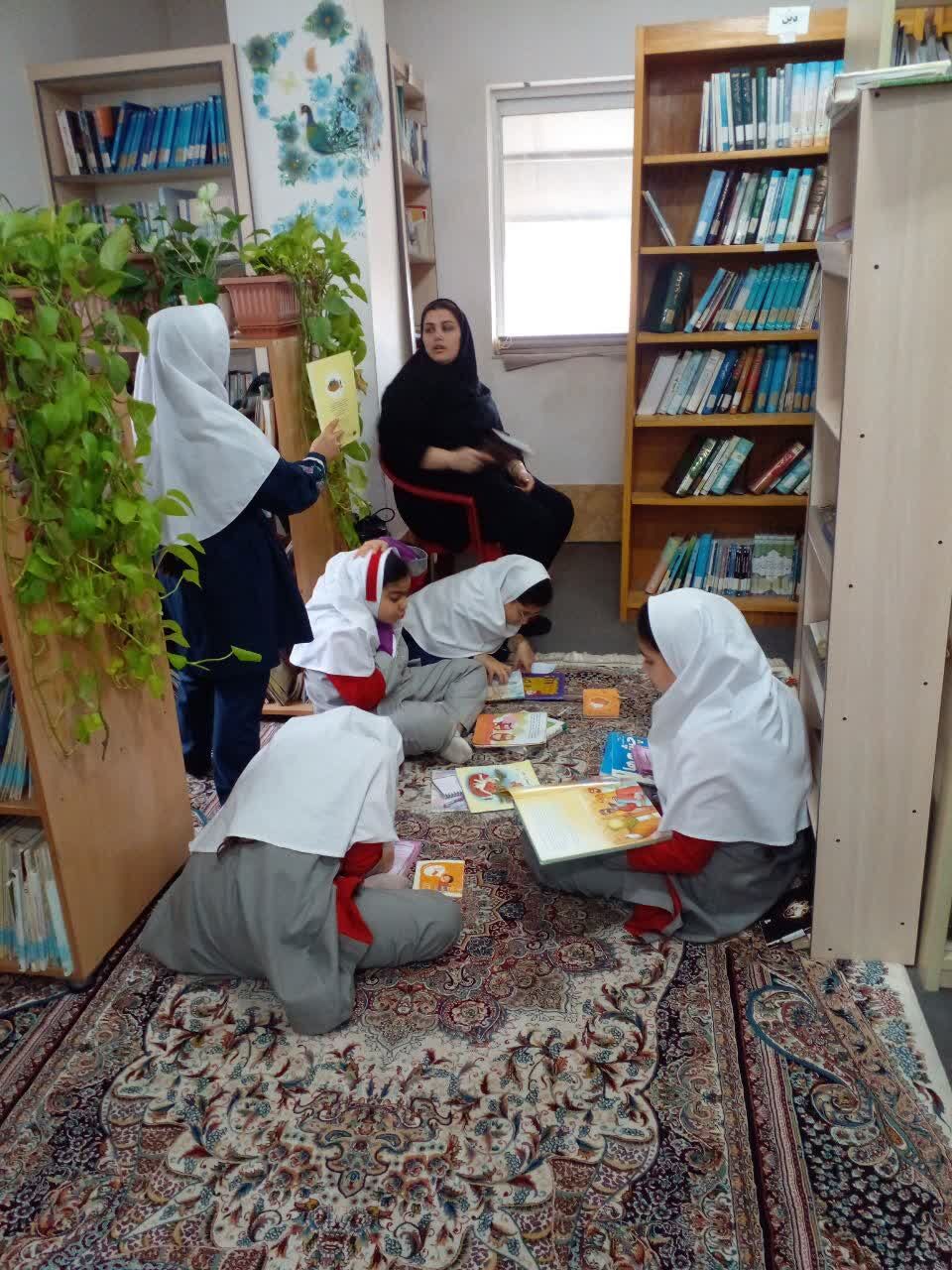 برپایی طرح کتابخانه باز در بازار تا تشکیل حلقات کتابخوانی بچه های مسجد