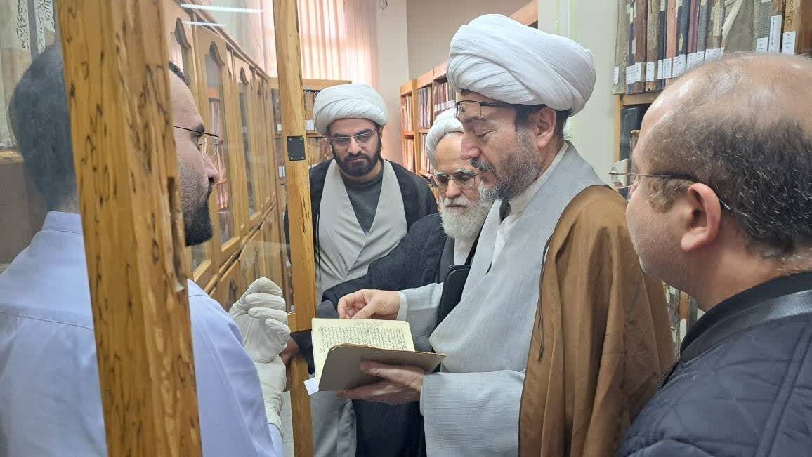 یک نسخه قرآن نفیس خطی به کتابخانههای عمومی استان مرکزی اهدا شد