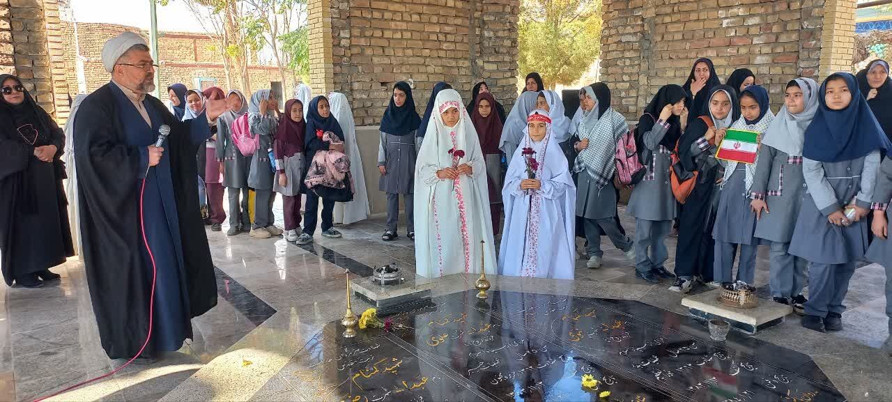 گردهمایی دانش آموزی «من خواهر شهیدم» در محمدآباد مرکزی آران و بیدگل برگزار شد