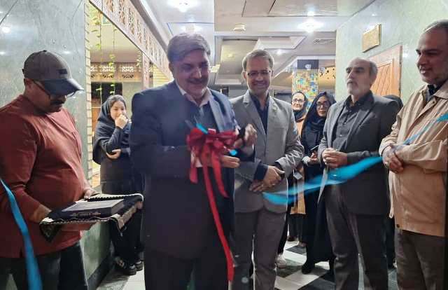 بازدید مدیرستاد کانون های مساجد سمنان از نمایشگاه "تصویرسازی نامه رهبر فرزانه انقلاب به جوانان غربی"
