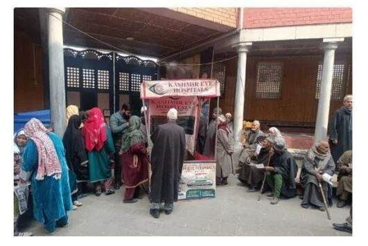 ارائه خدمات پزشکی رایگان در حسینیه شیعیان در قلب کشمیر