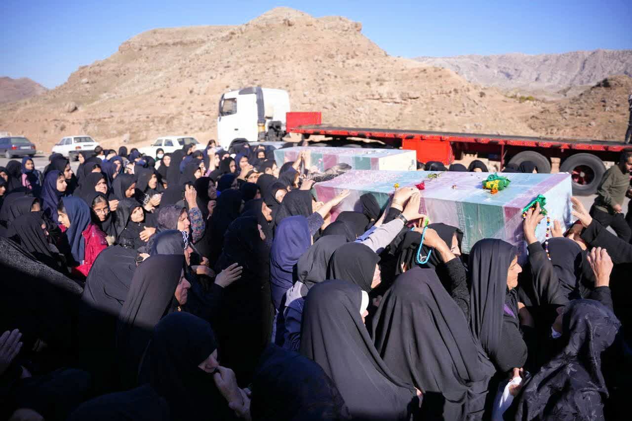 استقبال مردم از لالههای فاطمی در بخش افرینه معمولان