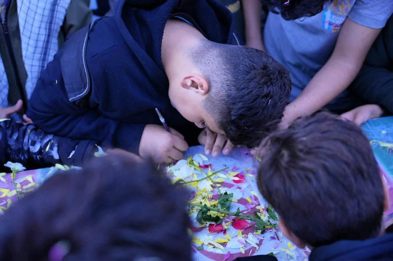 استقبال مردم از لالههای فاطمی در بخش افرینه معمولان