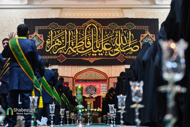 آیین لاله‌گردانی خدام شاهچراغ(ع) در شام غریبان