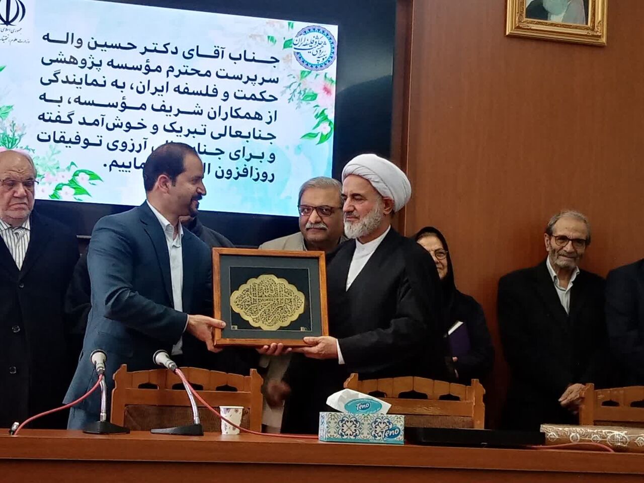 سیاستزدگی مخل علم است/ قدر پژوهش در ایران دانسته نمیشود