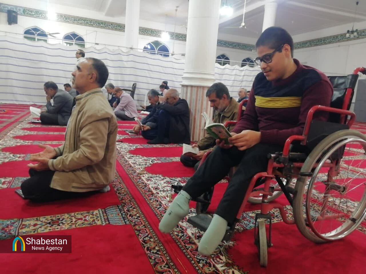 وقتی ایمان بر محدودیتها غلبه میکند؛ مسیر روشن یک نوجوان معلول به سوی مسجد