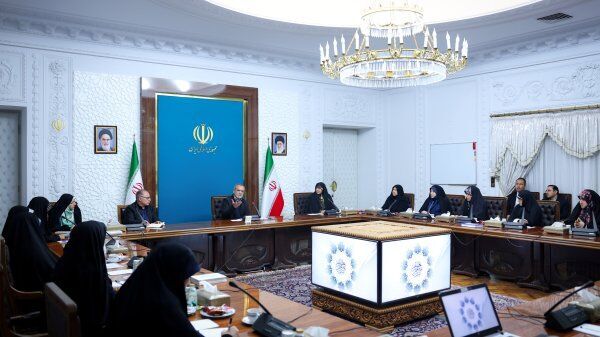 تمرکز اصلی دولت اجرای سند چشم‌انداز و رساندن ایران به جایگاه نخست منطقه است