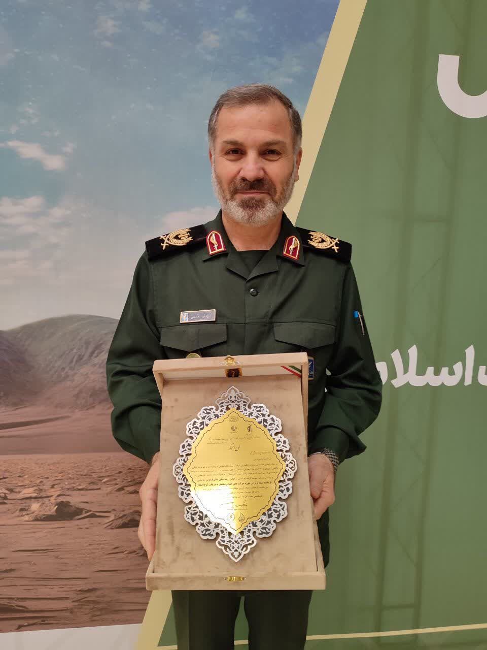 نشان ملی فردوس به فرمانده سپاه کربلا رسید