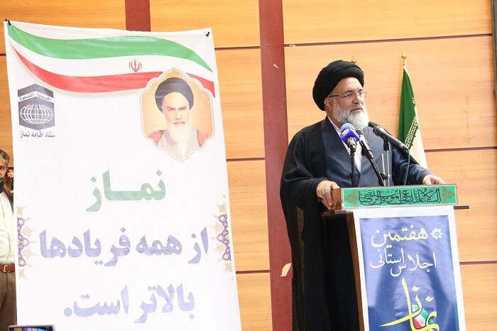 افراد جامعه و فرزندان باید در مسیر نماز تربیت شوند