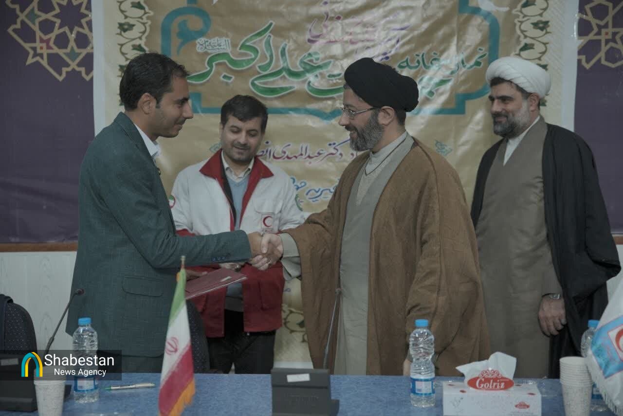 موج مهربانی به ساحل انزلی رسید؛ نمازخانهای در دل دریا