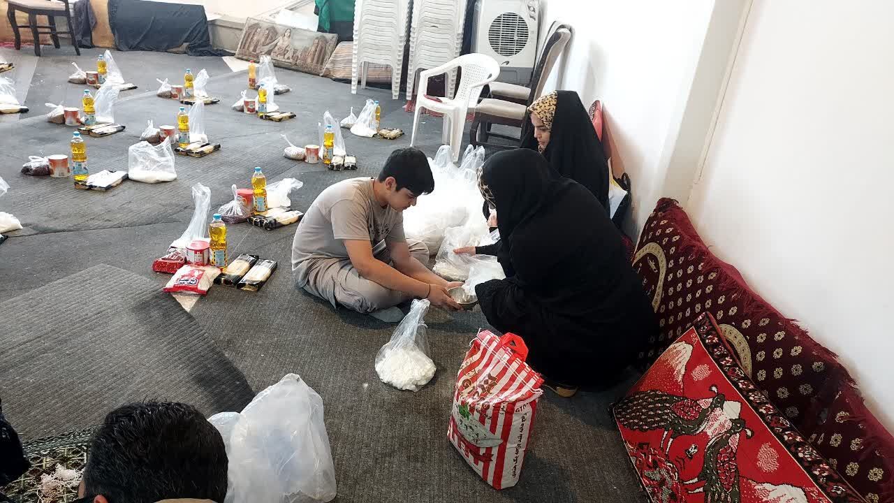 تهیه و توزیع بستههای کمک مومنانه همزمان با وفات حضرت امالبنین(س)