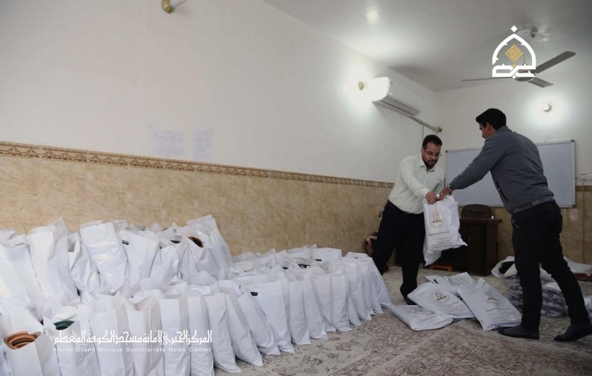 آمادهسازی هدایا برای جشن تکلیف دختران در مسجد کوفه+عکس