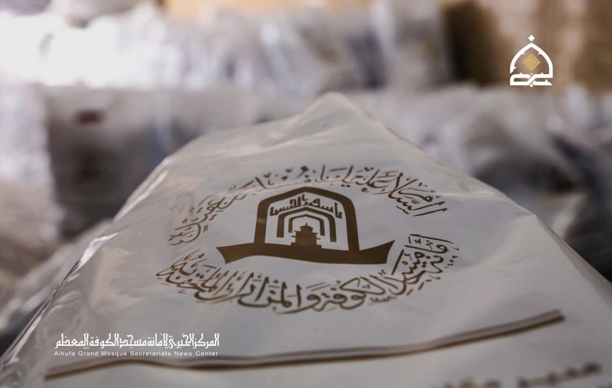 آمادهسازی هدایا برای جشن تکلیف دختران در مسجد کوفه+عکس