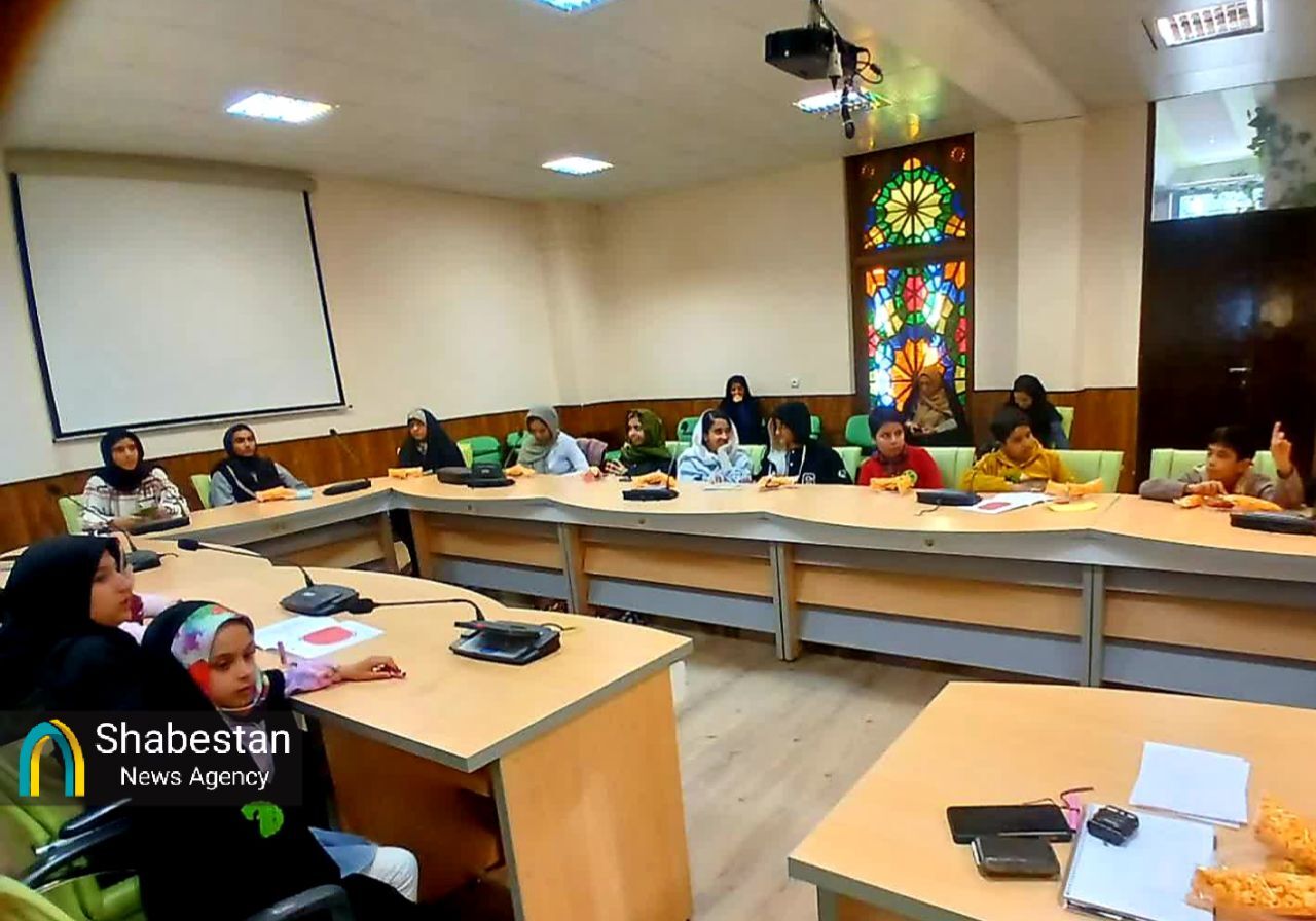 شهیدی در آغوش مسجد که برای بچههای مدرسه الگوسازی میکند