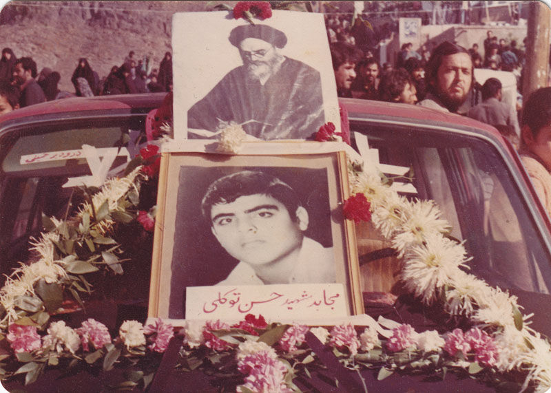 شهیدی در آغوش مسجد که برای بچههای مدرسه الگوسازی میکند