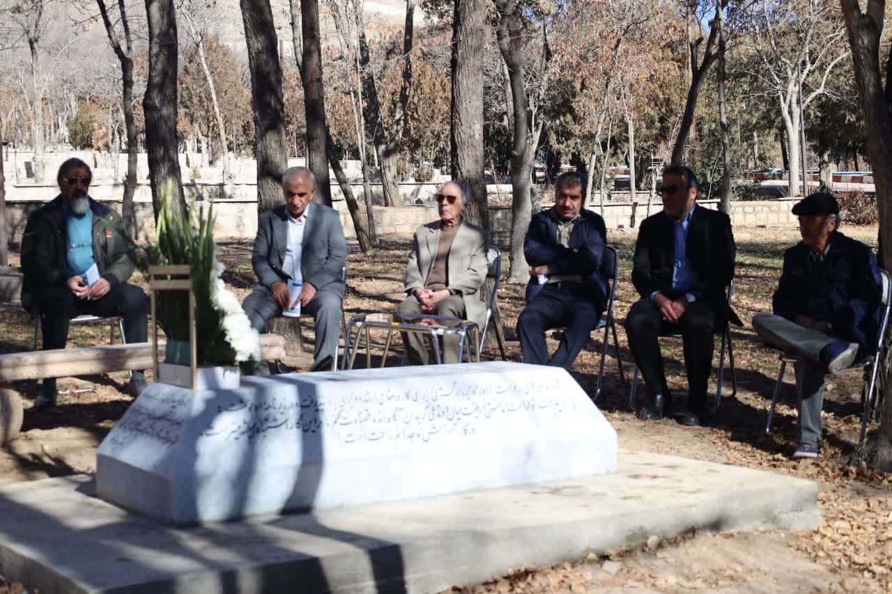 اسطورههای هویت ساز جامعه، مفاخر و مشاهیر هستند