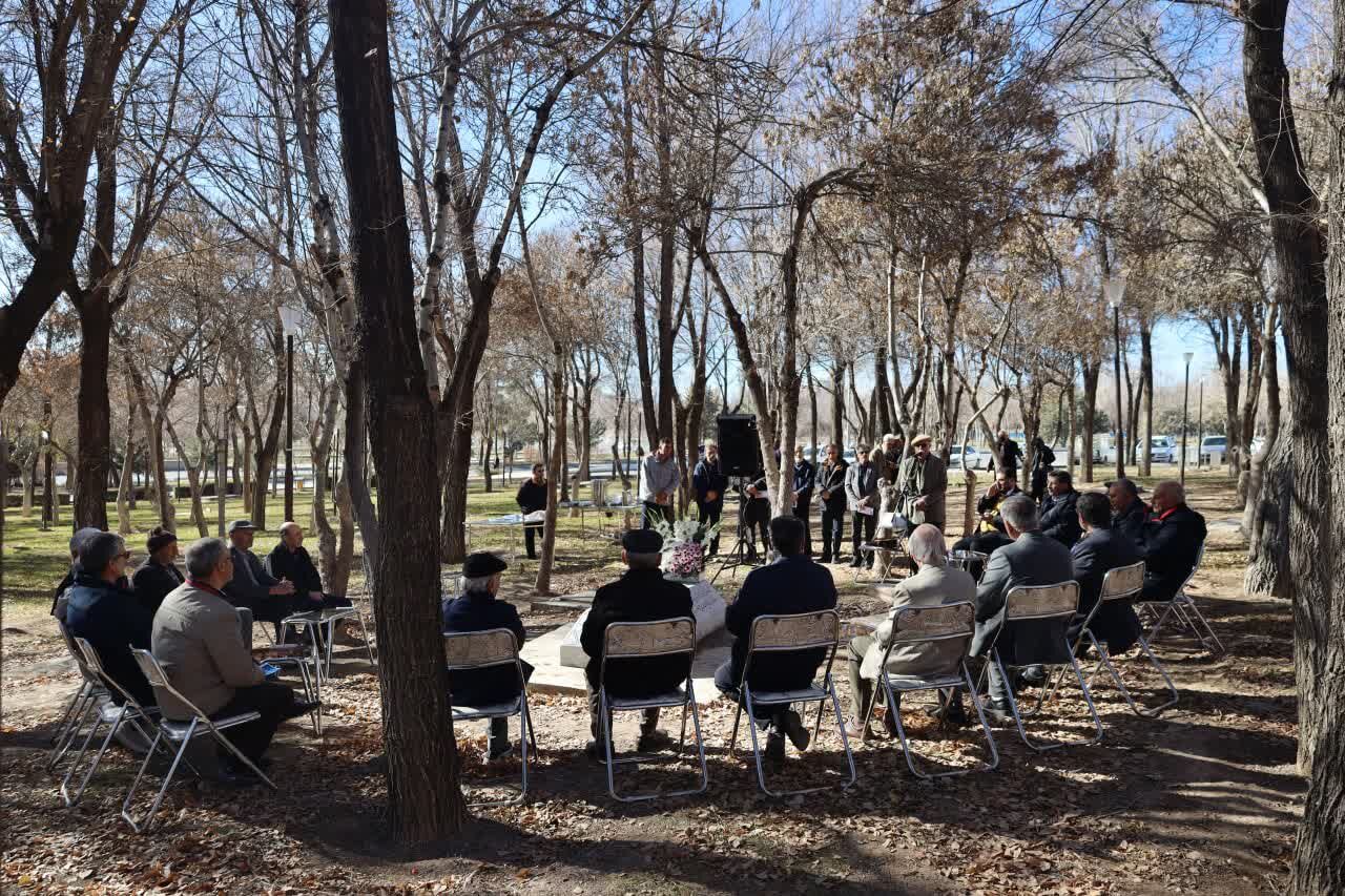 اسطوره‌های هویت ساز جامعه، مفاخر و مشاهیر هستند