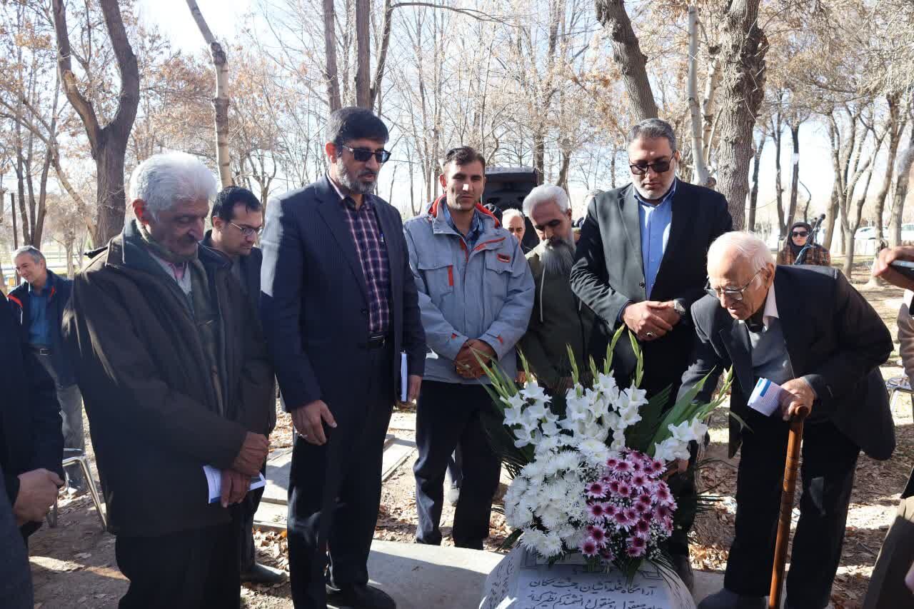 اسطورههای هویت ساز جامعه، مفاخر و مشاهیر هستند