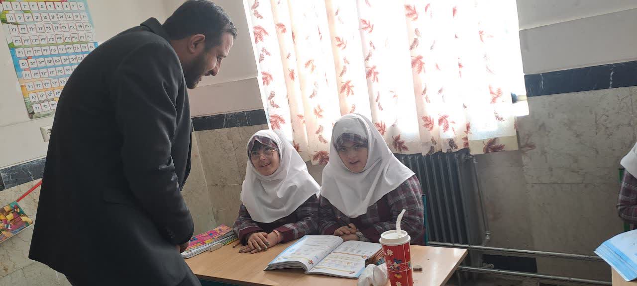 معلمان مدارس استثنایی در جایگاه مادری هم نقشآفرینی میکنند