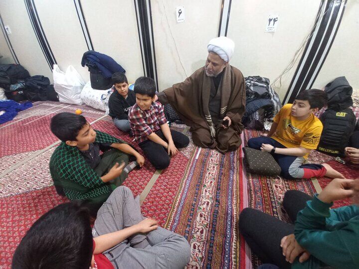 در خلوت مساجد، صدای مناجات به آسمان میرود