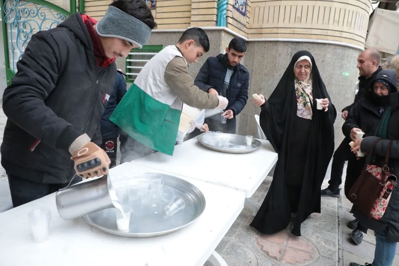 برپایی ایستگاه صلواتی در مسجد امام‌خمینی (ره) کرمانشاه