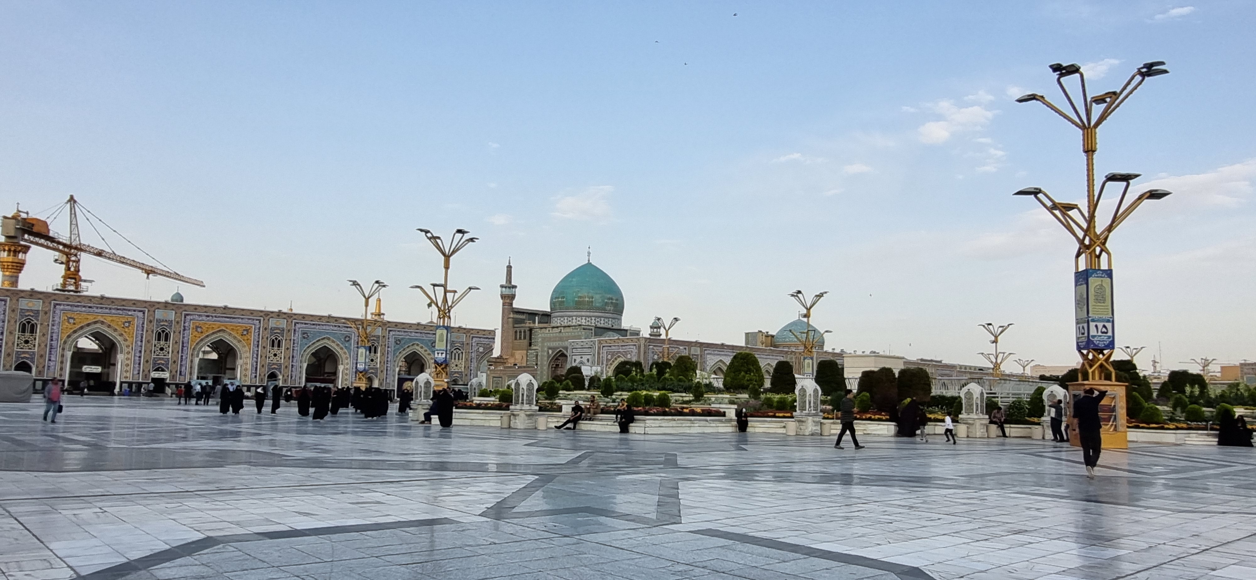 قصه خادمان نوجوان که عشق را فرش حرم میکنند