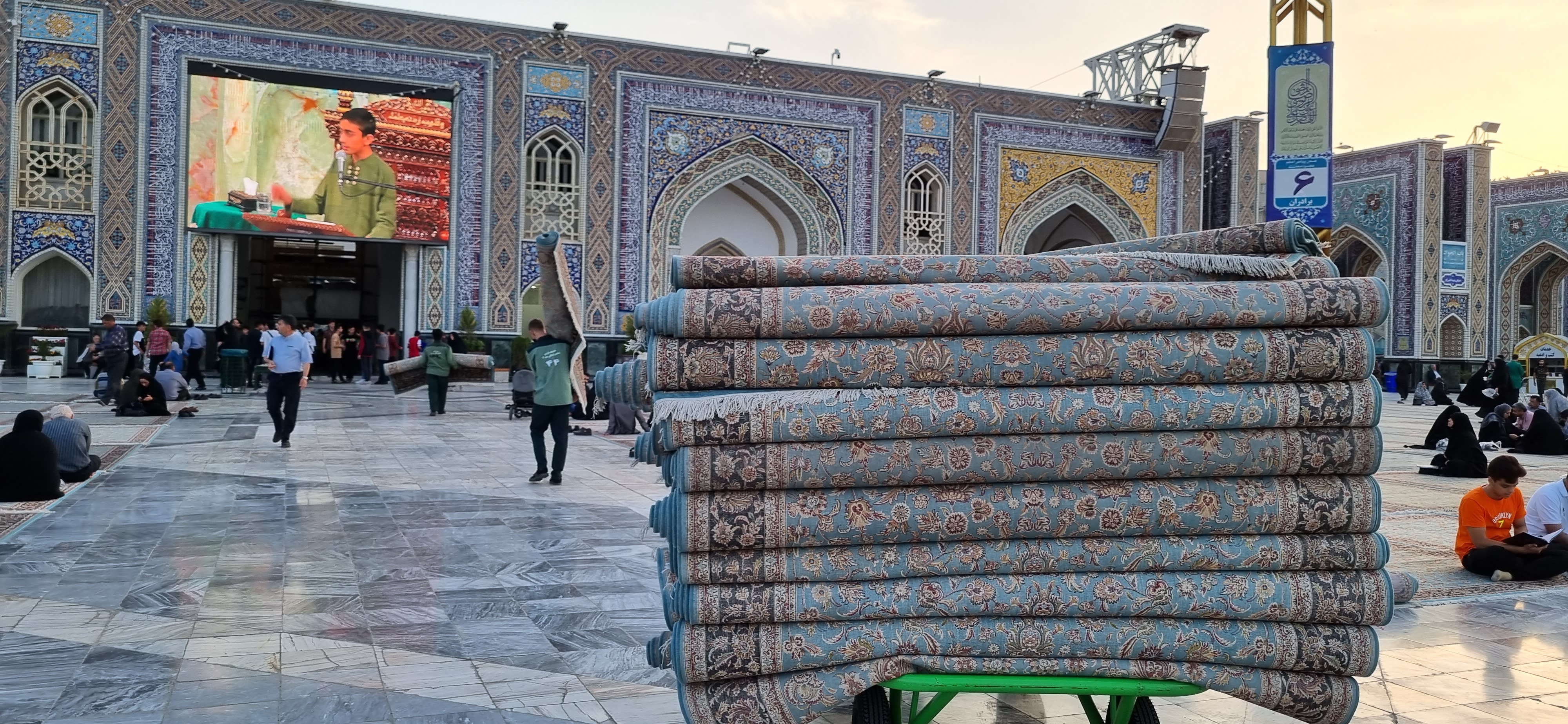 قصه خادمان نوجوان که عشق را فرش حرم می‌کنند