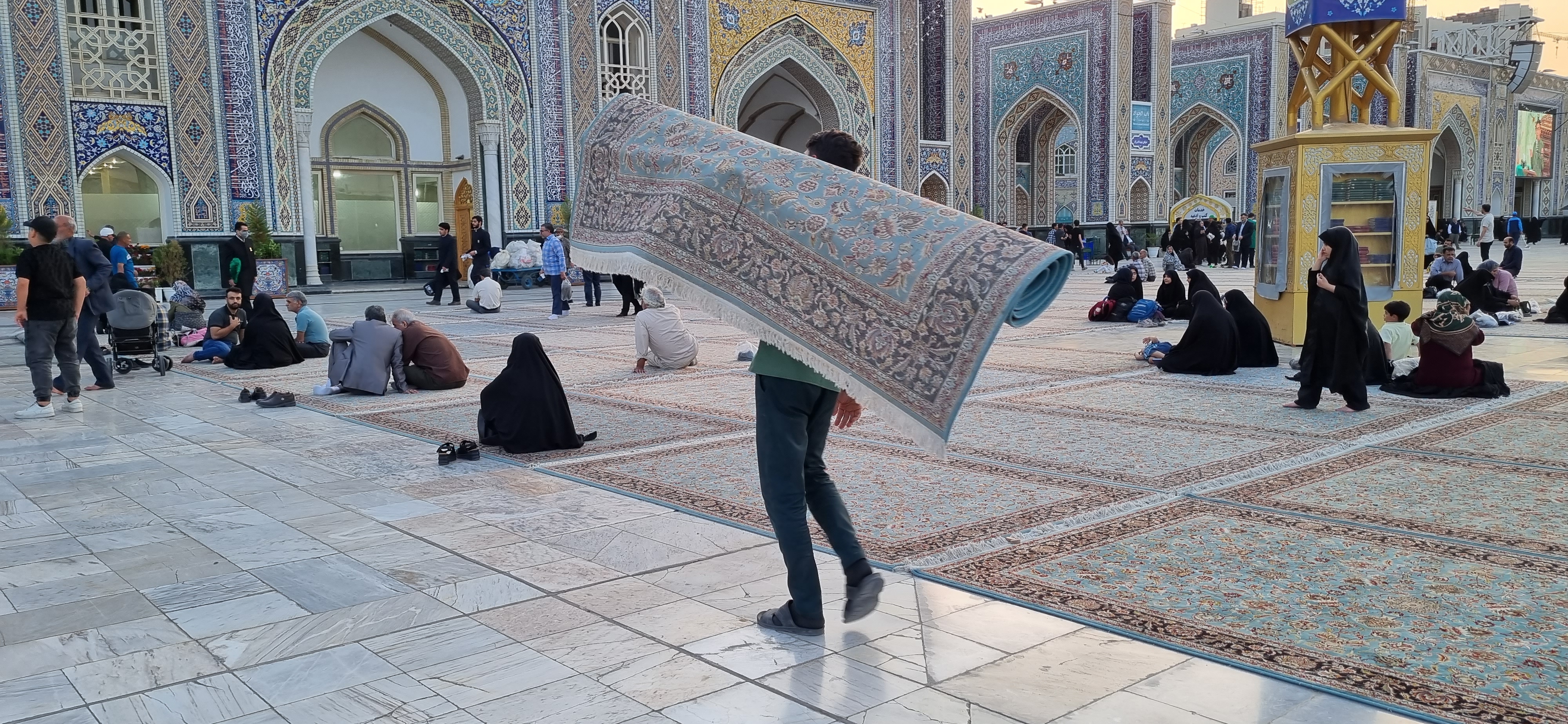 قصه خادمان نوجوان که عشق را فرش حرم می‌کنند