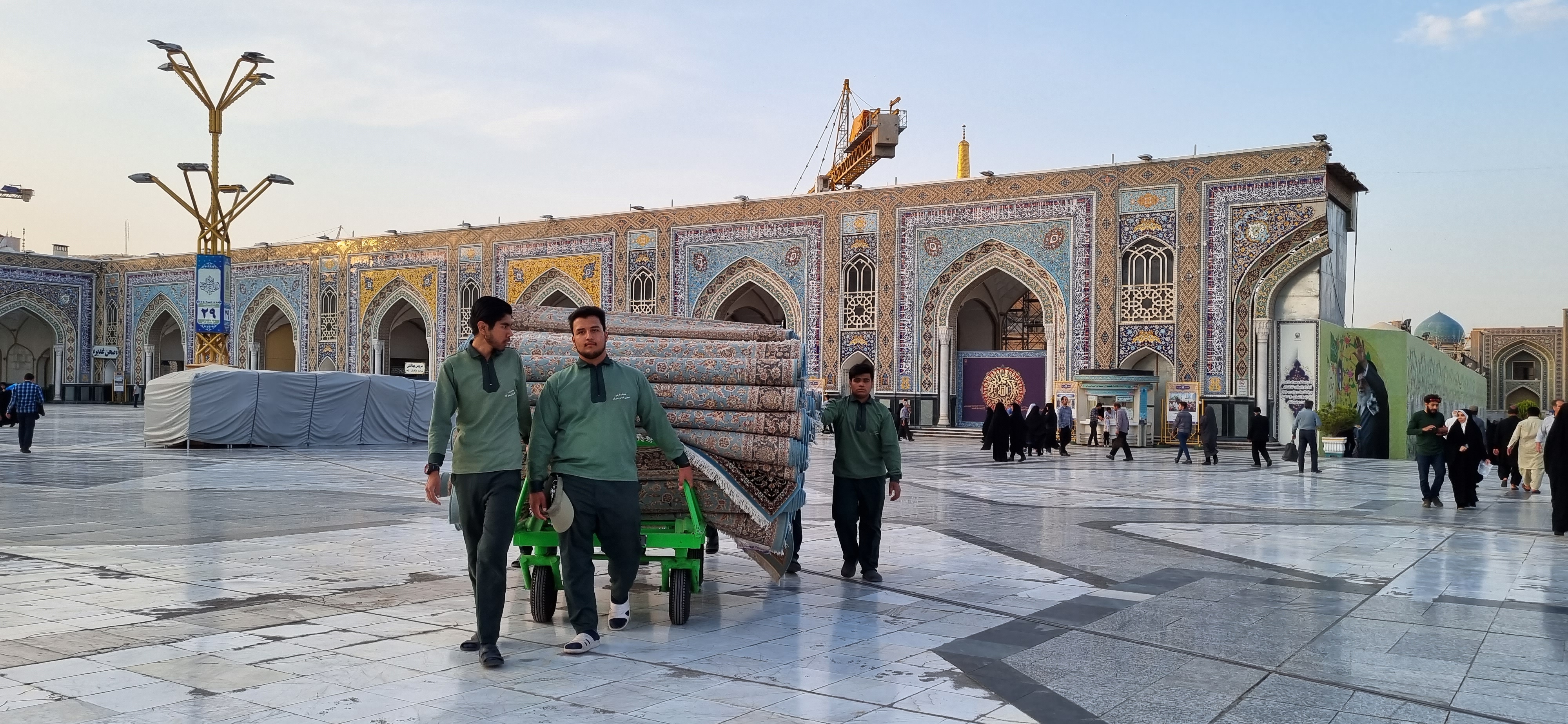 قصه خادمان نوجوان که عشق را فرش حرم می‌کنند