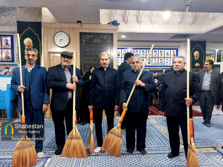 غبارروبی بیت‌الزهرا توسط خادمیاران رضوی در آستانه پنجمین سالگرد سردار دل‌ها
