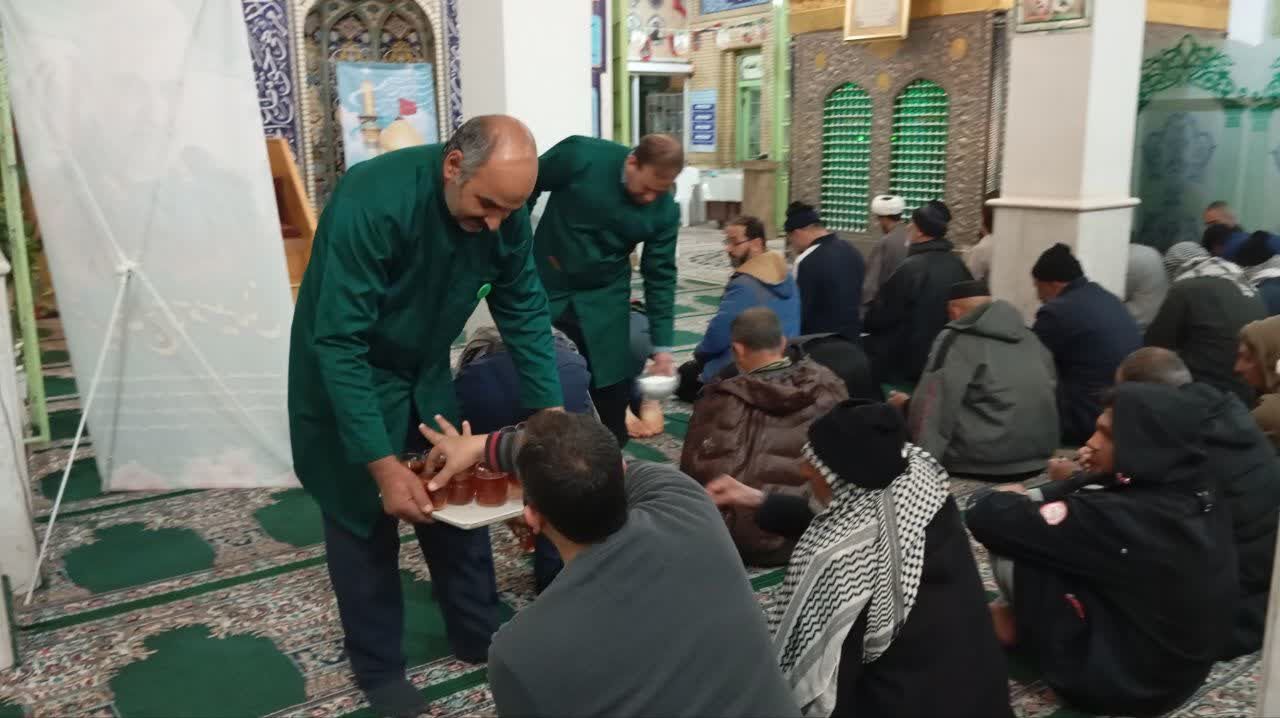میزبانی گرم امامزاده علوی(ع) از زائرین پیاده عراقی