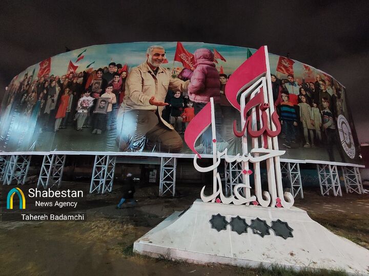 نصب بزرگترین بیلبورد کشور در شب شهادت سردار سلیمانی