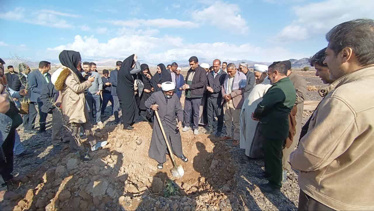 بوستان خانواده میزبان پویش درختکاری به یاد سردار دل‌ها شد