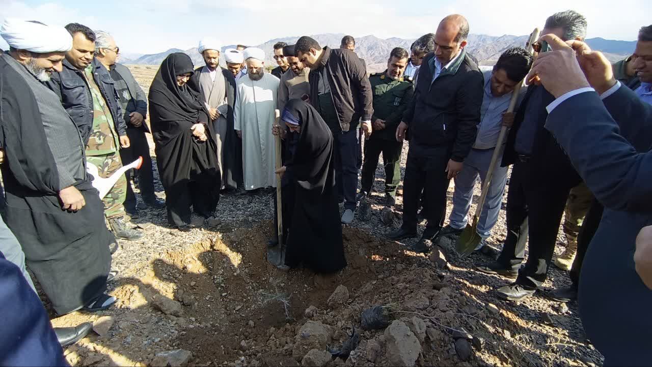 بوستان خانواده میزبان پویش درختکاری به یاد سردار دل‌ها شد