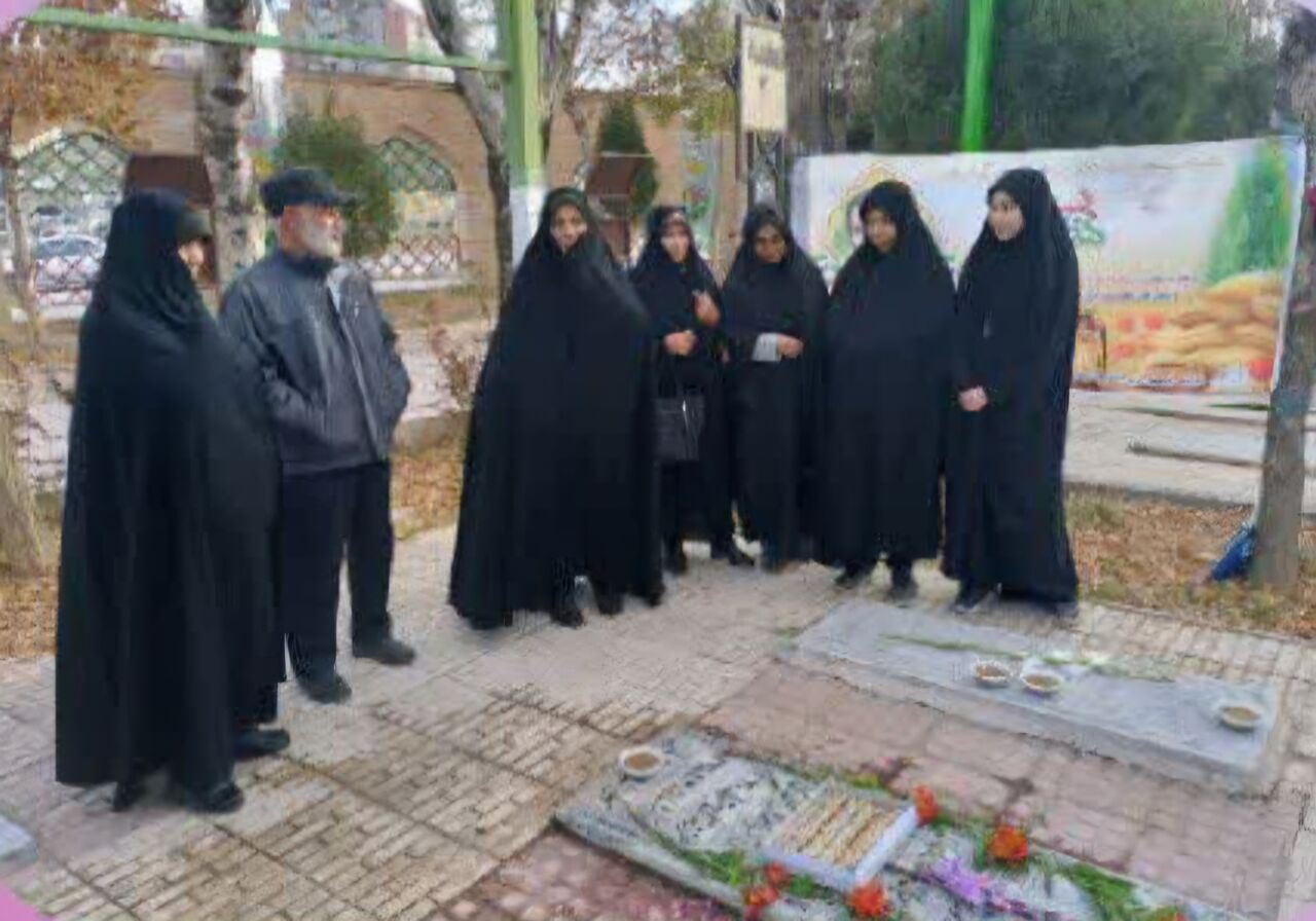 اعضای کانون شهید گلمحمدی باحضور در گلزار شهدا یاد شهید سلیمانی را گرامی داشتند