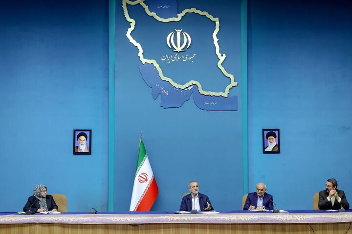 دولت به صورت هم‌زمان برای معیشت، آموزش و سلامت مردم در تلاش است