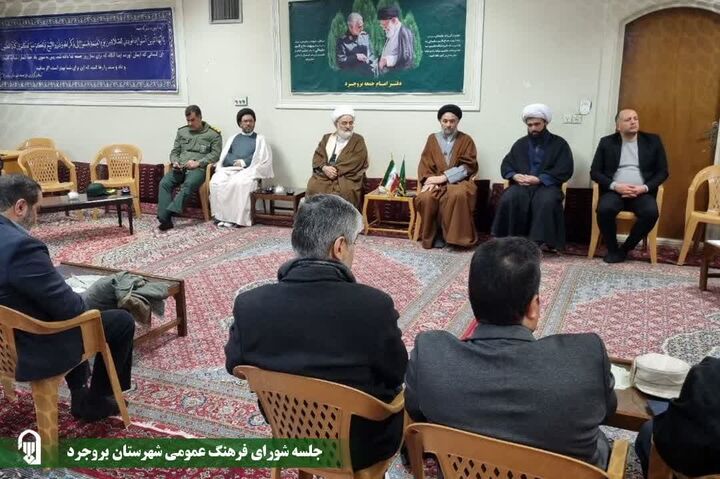 تکریم بزرگان گامی مهم درمعرفی الگوهای مناسب به نسل جوان است