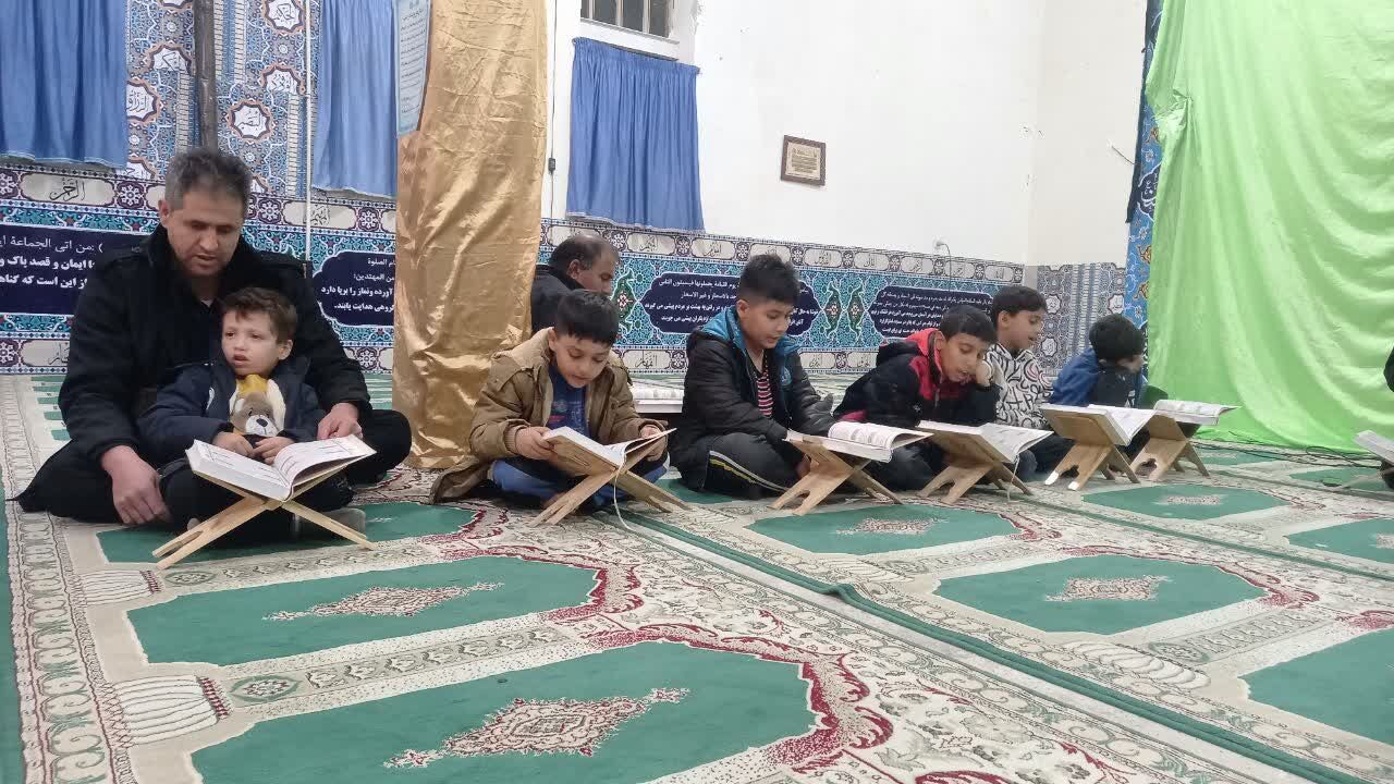 کلاس روخوانی و قرائت قرآن در مسجد قمربنی هاشم گیلانغرب برگزار شد