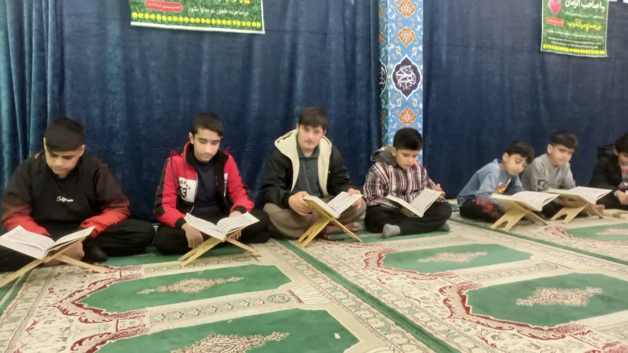 کلاس روخوانی و قرائت قرآن در مسجد قمربنی هاشم گیلانغرب برگزار شد