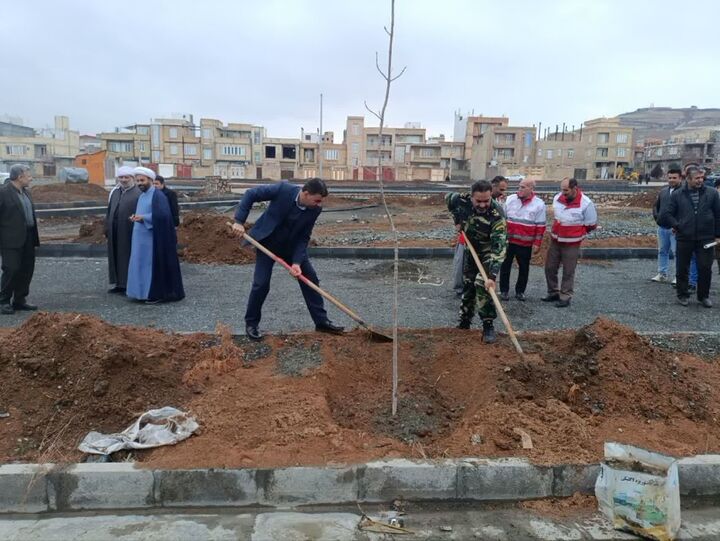 درخت‌ها با نام پدران و به نفع آینده فرزندان به خاک امانت داده شد