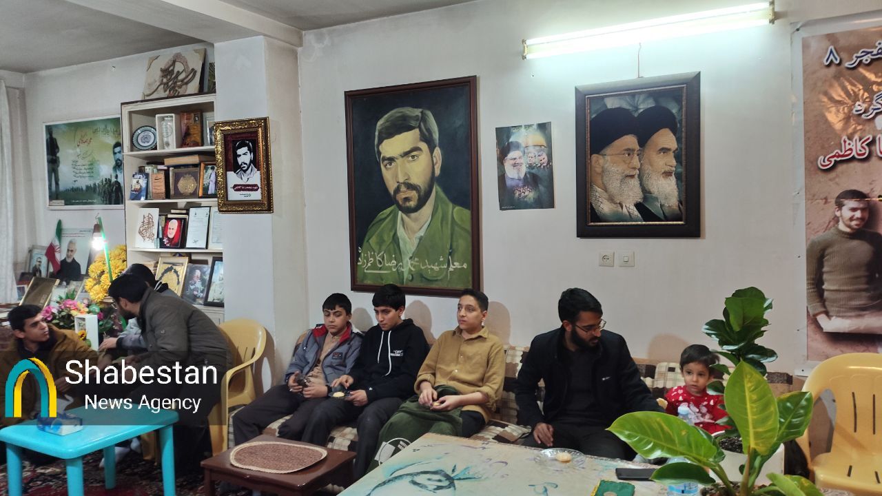 دستانِ بوسیدنی| قدردانی بچههای کانون امام محمدباقر علیهالسلام از پدر شهید محمدرضا کاظمی