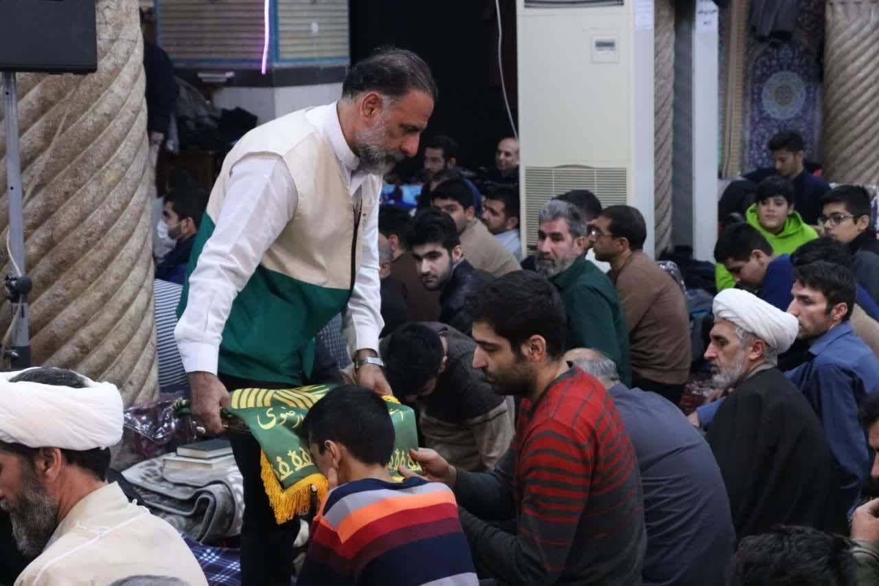 آیین پرچمگردانی متبرک حرم حضرت علی بن موسی الرضا(ع) در بین معتکفین کرمانشاه