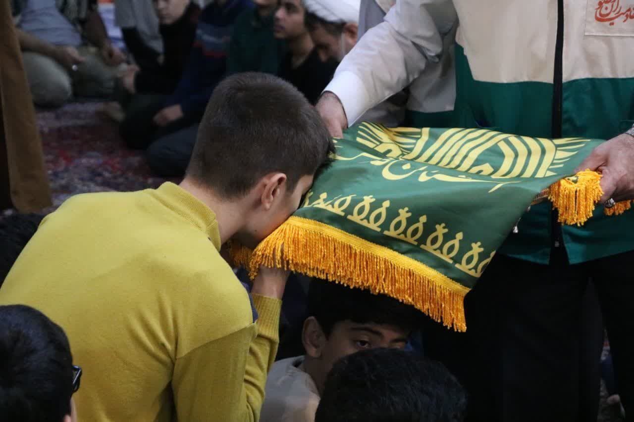 آیین پرچمگردانی متبرک حرم حضرت علی بن موسی الرضا(ع) در بین معتکفین کرمانشاه