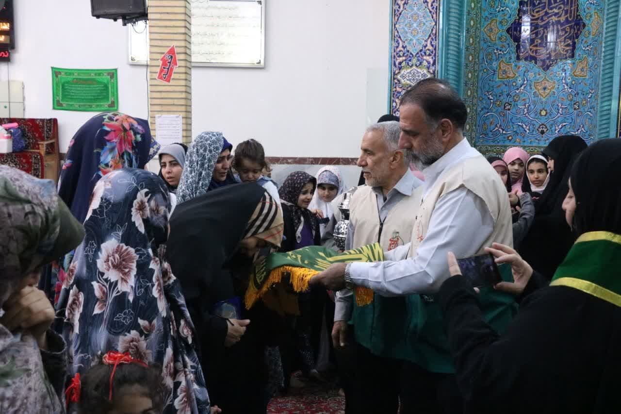 آیین پرچمگردانی متبرک حرم حضرت علی بن موسی الرضا(ع) در بین معتکفین کرمانشاه