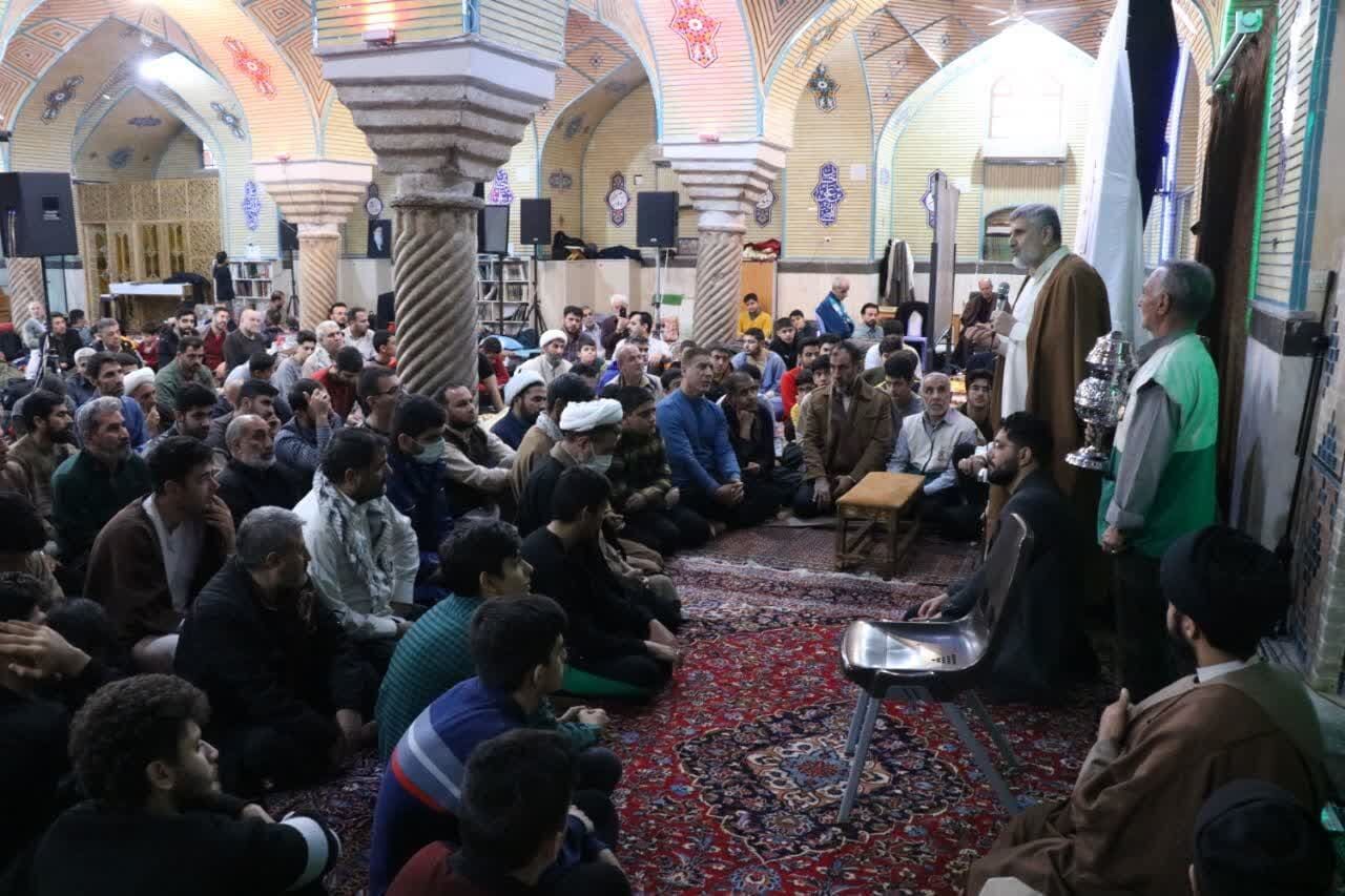 آیین پرچمگردانی متبرک حرم حضرت علی بن موسی الرضا(ع) در بین معتکفین کرمانشاه