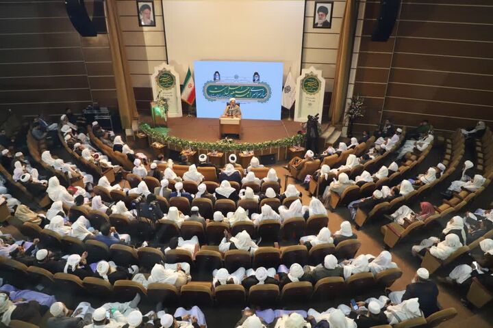 ائمه جمعه به دنبال راه حل برای آسیب‌های دینی و اجتماعی باشند