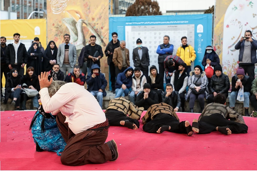 جریان سازی تئاتر فجر در بطن جامعه ایرانی/فجری که همچنان پر مخاطب است