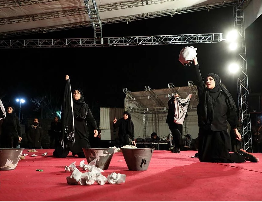 جریان سازی تئاتر فجر در بطن جامعه ایرانی/فجری که همچنان پر مخاطب است