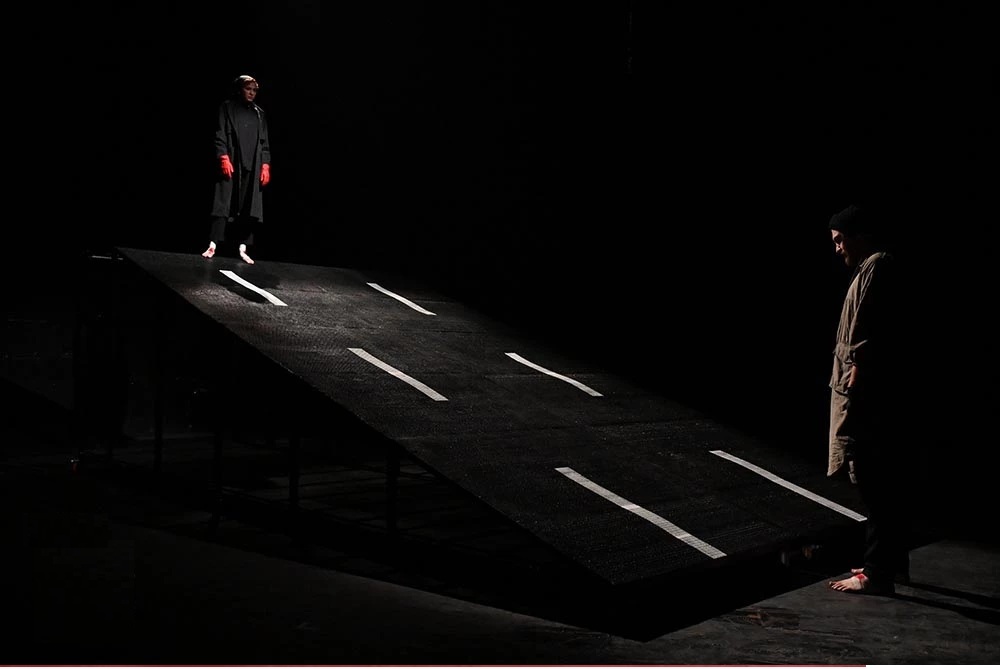 جریان سازی تئاتر فجر در بطن جامعه ایرانی/فجری که همچنان پر مخاطب است