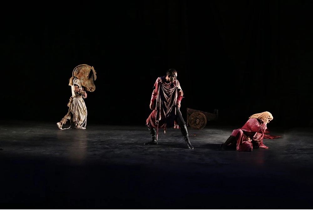 جریان سازی تئاتر فجر در بطن جامعه ایرانی/فجری که همچنان پر مخاطب است